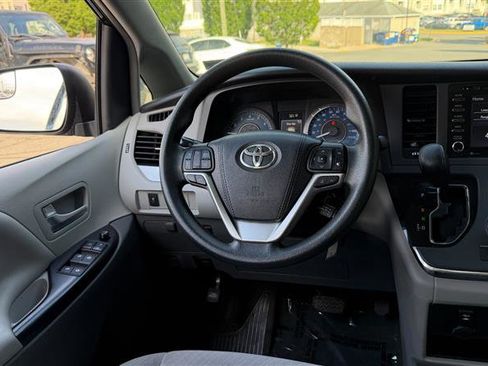 Used 2018 Toyota Sienna LE FWD image 24