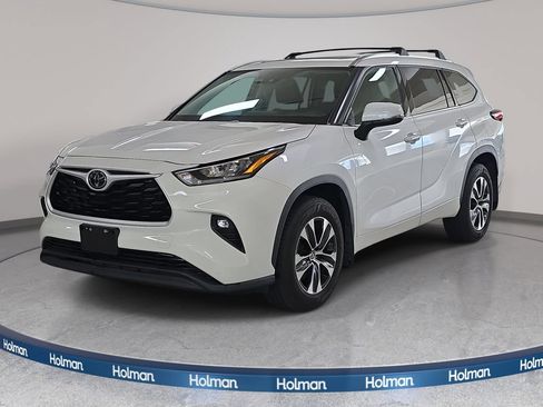 Used 2020 Toyota Highlander XLE AWD/4WD image 1