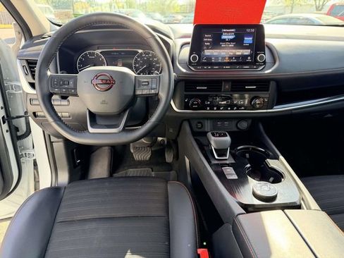 Used 2025 Nissan Rogue SV image 2