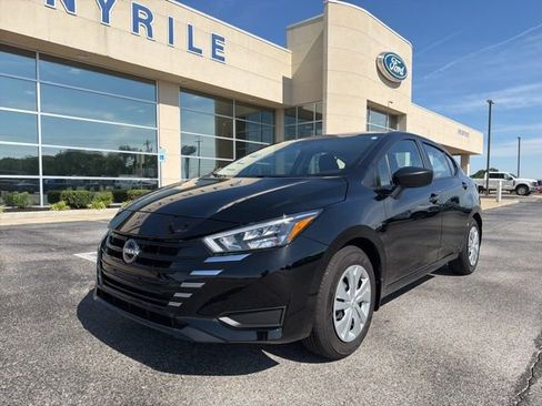 Used 2025 Nissan Versa S w/ Trunk Package FWD image 1