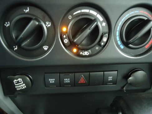 Used 2007 Jeep Wrangler Unlimited Rubicon w/ Dual Top Group AWD/4WD image 16