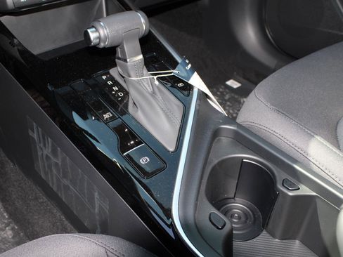 New 2025 Kia Niro LX image 13