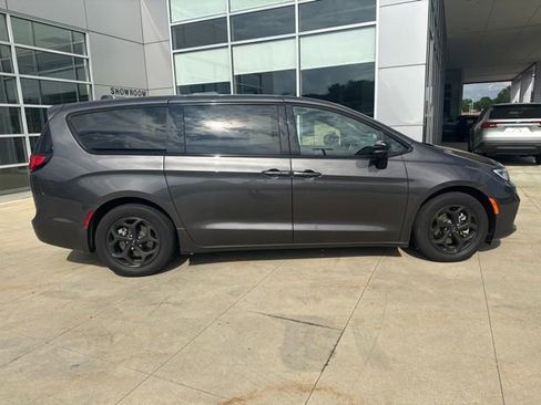Used 2023 Chrysler Pacifica Limited w/ Uconnect Theater Family Group FWD image 8