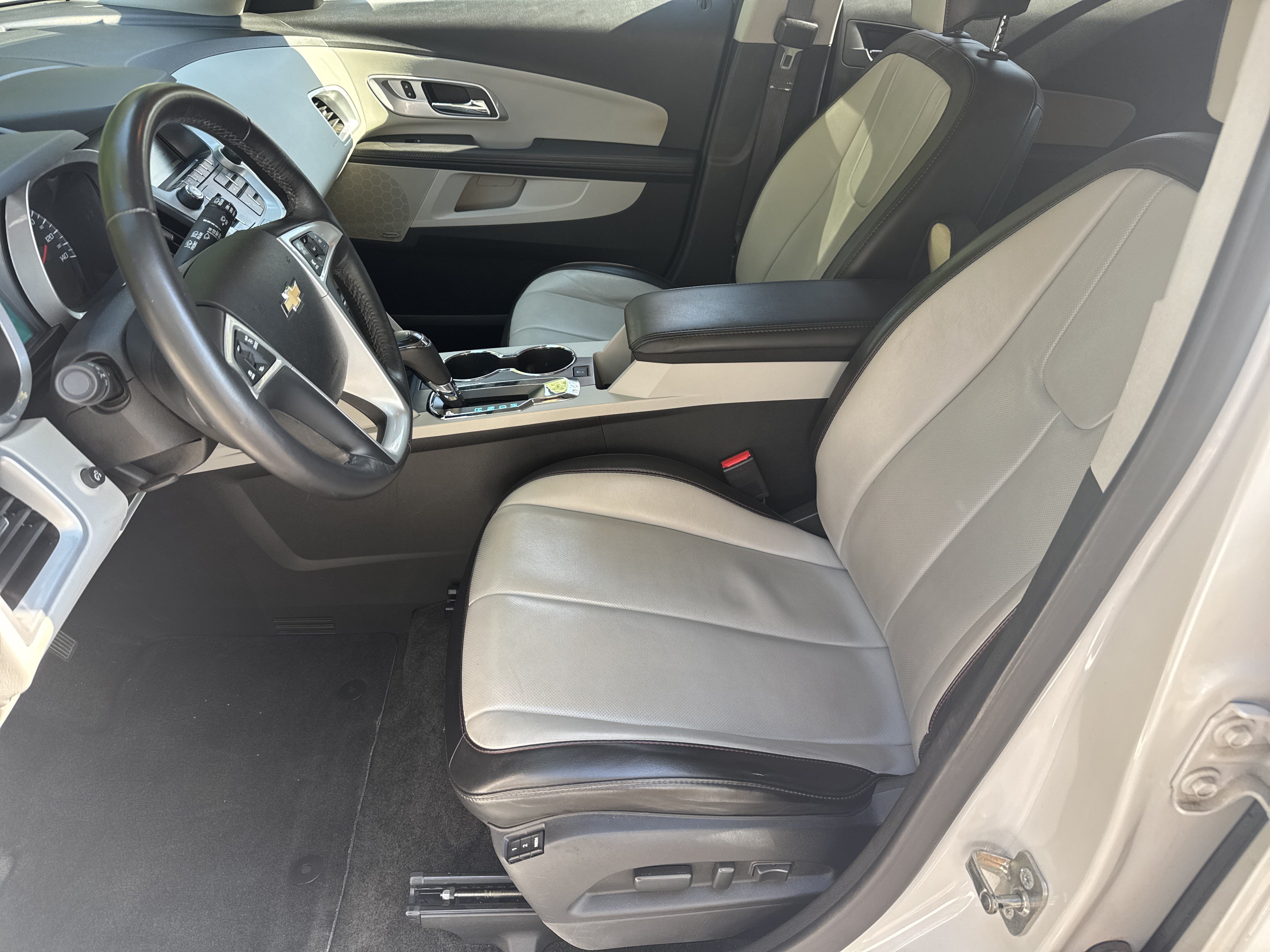 Used 2017 Chevrolet Equinox Premier w/ Enhanced Convenience Package FWD image 9