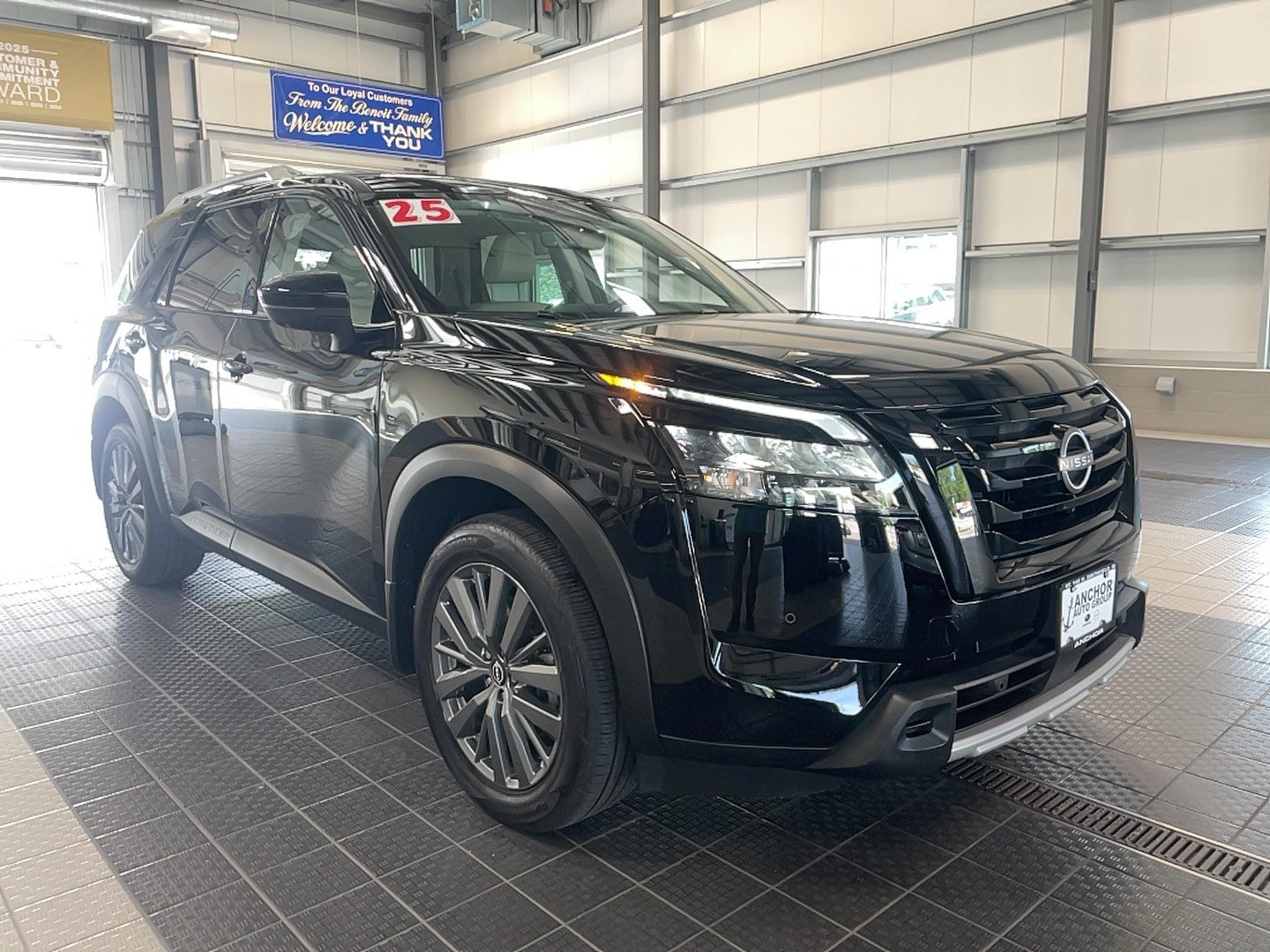 Used 2025 Nissan Pathfinder SL w/ SL Premium Package AWD/4WD image 1