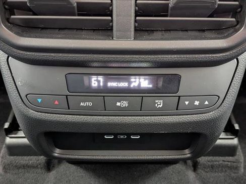 Used 2025 Honda Pilot Touring image 18