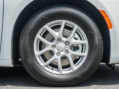 New 2027 Chrysler Pacifica Select FWD image 22