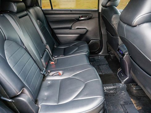 Used 2020 Toyota Highlander XLE image 18