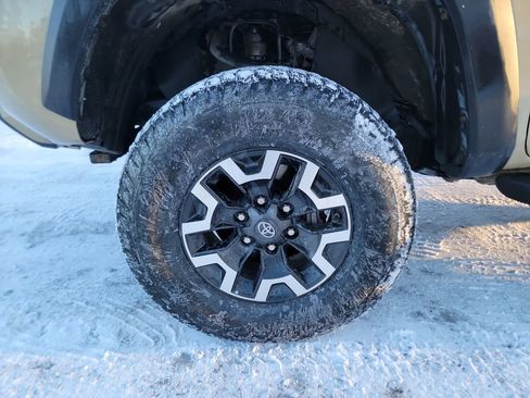 Used 2020 Toyota Tacoma TRD Off-Road image 10