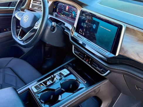 Used 2025 Volkswagen Atlas SE image 3