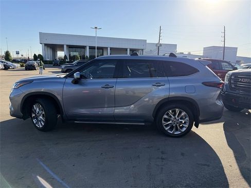 Used 2024 Toyota Highlander Limited image 7