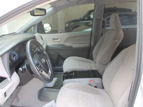 Used 2018 Toyota Sienna LE image 24