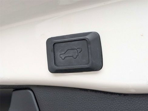 Used 2021 Toyota RAV4 Limited FWD image 9