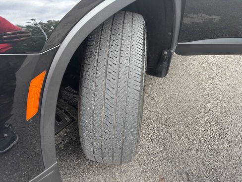 Used 2023 Chevrolet Traverse LT image 9