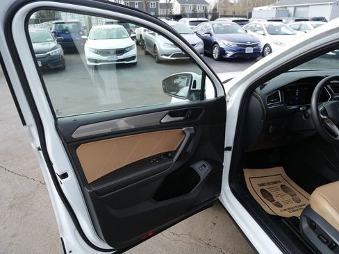 Used 2022 Volkswagen Tiguan SE w/ Panoramic Sunroof Package image 15