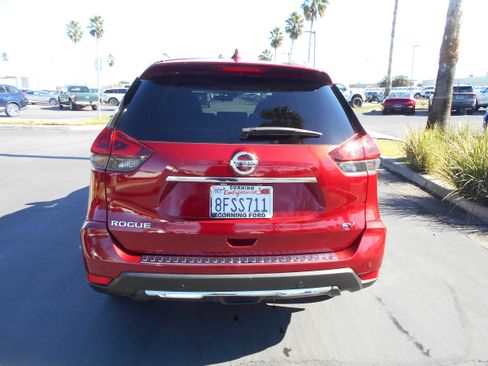 Used 2019 Nissan Rogue SV w/ Premium Package image 4