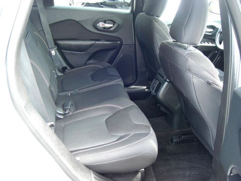 Used 2015 Jeep Cherokee Latitude FWD image 18