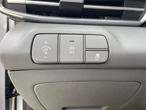 Used 2025 Hyundai Elantra SE image 16