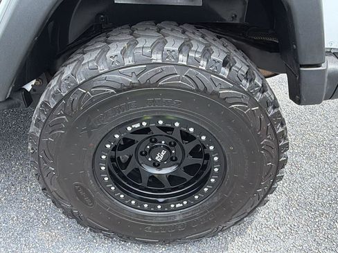 Used 2015 Jeep Wrangler Unlimited Rubicon AWD/4WD image 9
