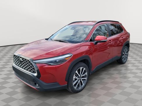 Used 2023 Toyota Corolla Cross XLE image 1