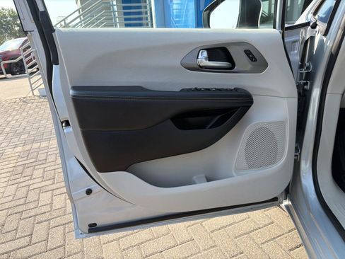 Used 2023 Chrysler Pacifica Touring-L FWD image 12