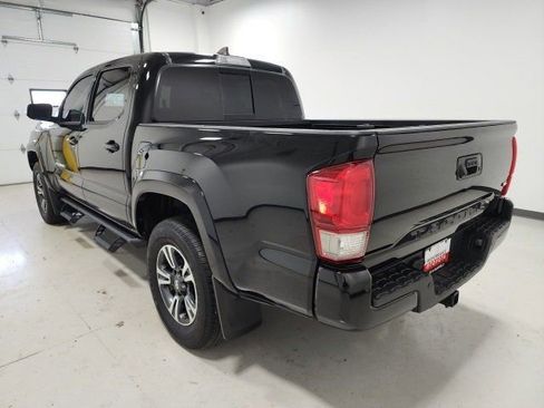 Used 2017 Toyota Tacoma TRD Sport image 9