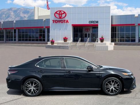 Used 2024 Toyota Camry SE FWD image 3
