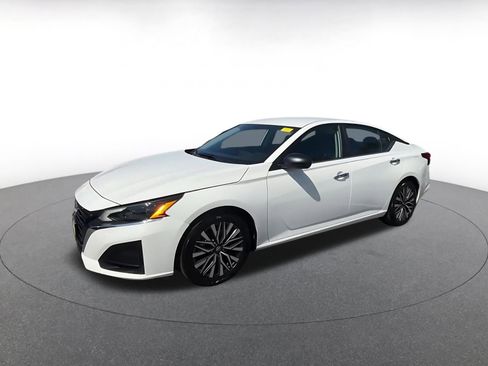 Used 2025 Nissan Altima 2.5 SV FWD image 8