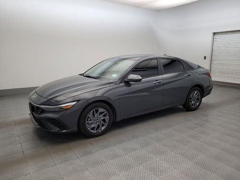 Used 2024 Hyundai Elantra SEL FWD image 2