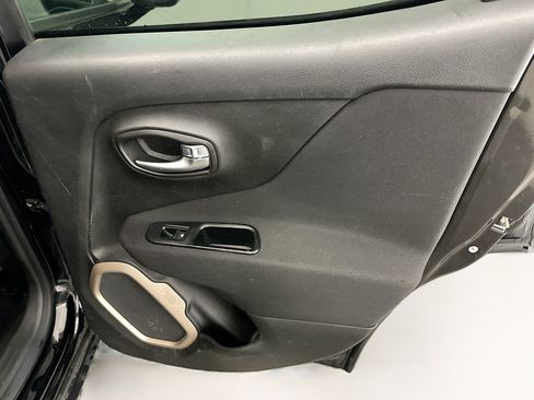Used 2015 Jeep Renegade Latitude FWD image 31