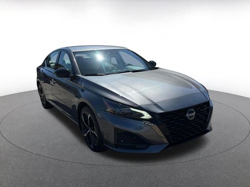 Used 2025 Nissan Altima 2.5 SR image 2