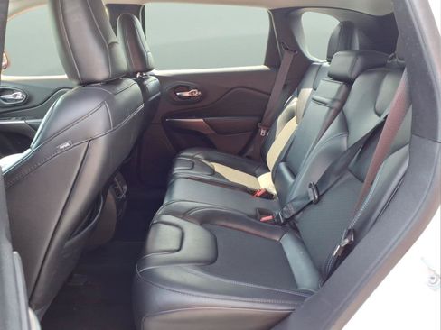 Used 2019 Jeep Cherokee Latitude Plus w/ Comfort/Convenience Group AWD/4WD image 16