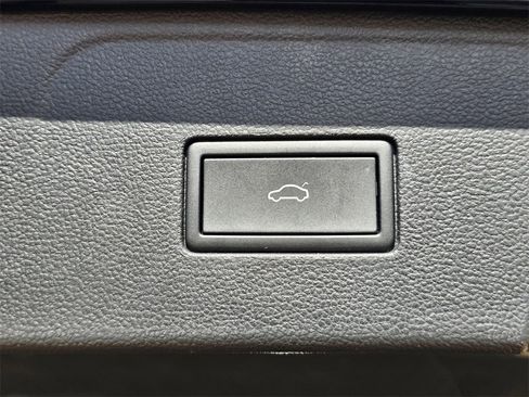 Used 2025 Volkswagen Atlas SE image 29