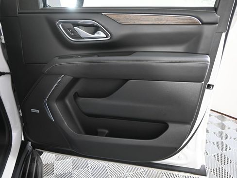 Used 2023 Chevrolet Suburban Premier w/ Advanced Technology Package AWD/4WD image 12