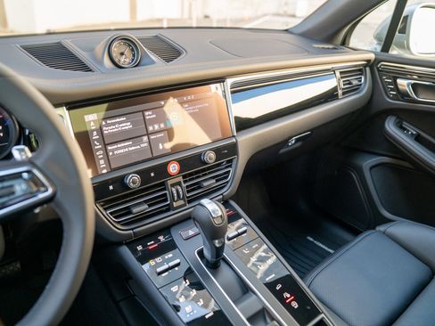 Certified 2026 Porsche Macan image 16