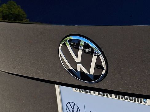 Used 2023 Volkswagen Taos SE w/ Panoramic Sunroof Package FWD image 29
