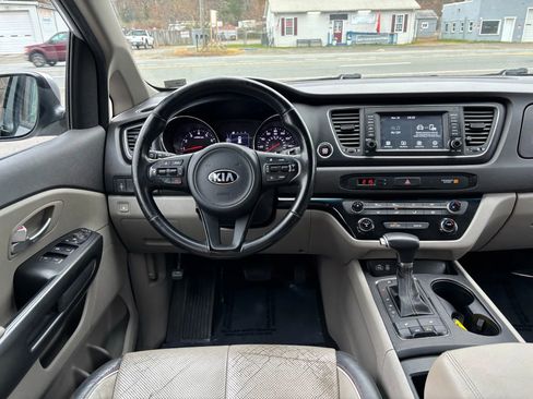Used 2017 Kia Sedona LX w/ LX Essentials Premium Package image 31