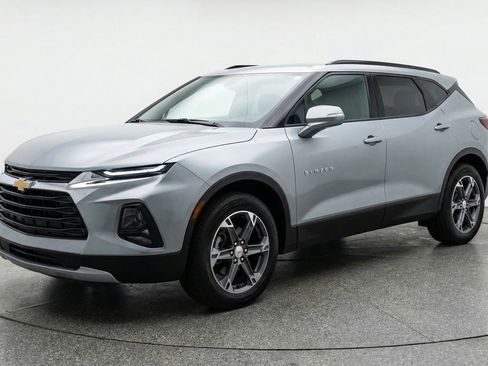 Used 2025 Chevrolet Blazer LT FWD image 3
