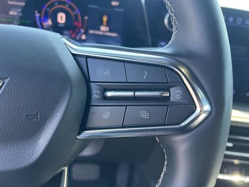 Used 2025 Chevrolet Traverse LT image 16