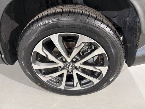 Used 2023 Toyota Corolla Cross XLE image 9