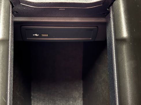 Used 2022 Mercedes-Benz GLB 250 w/ Premium Package image 32