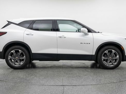 Used 2025 Chevrolet Blazer LT FWD image 11