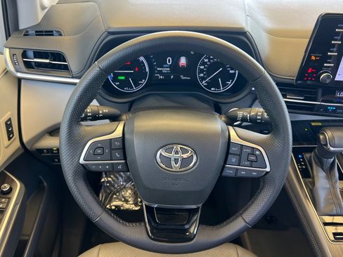 Certified 2022 Toyota Sienna Limited AWD/4WD image 18