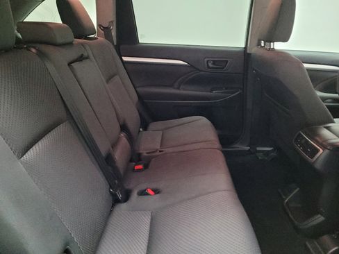 Used 2018 Toyota Highlander LE image 19
