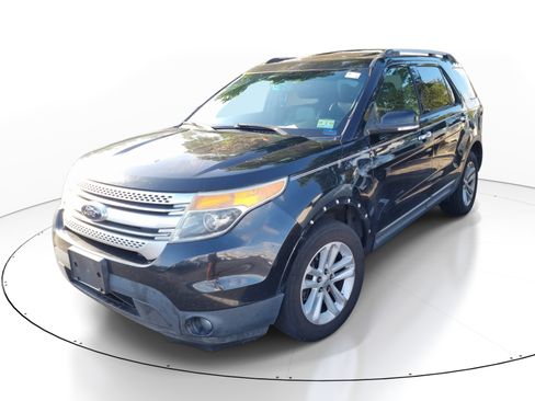 Used 2014 Ford Explorer XLT w/ Equipment Group 202A AWD/4WD image 3