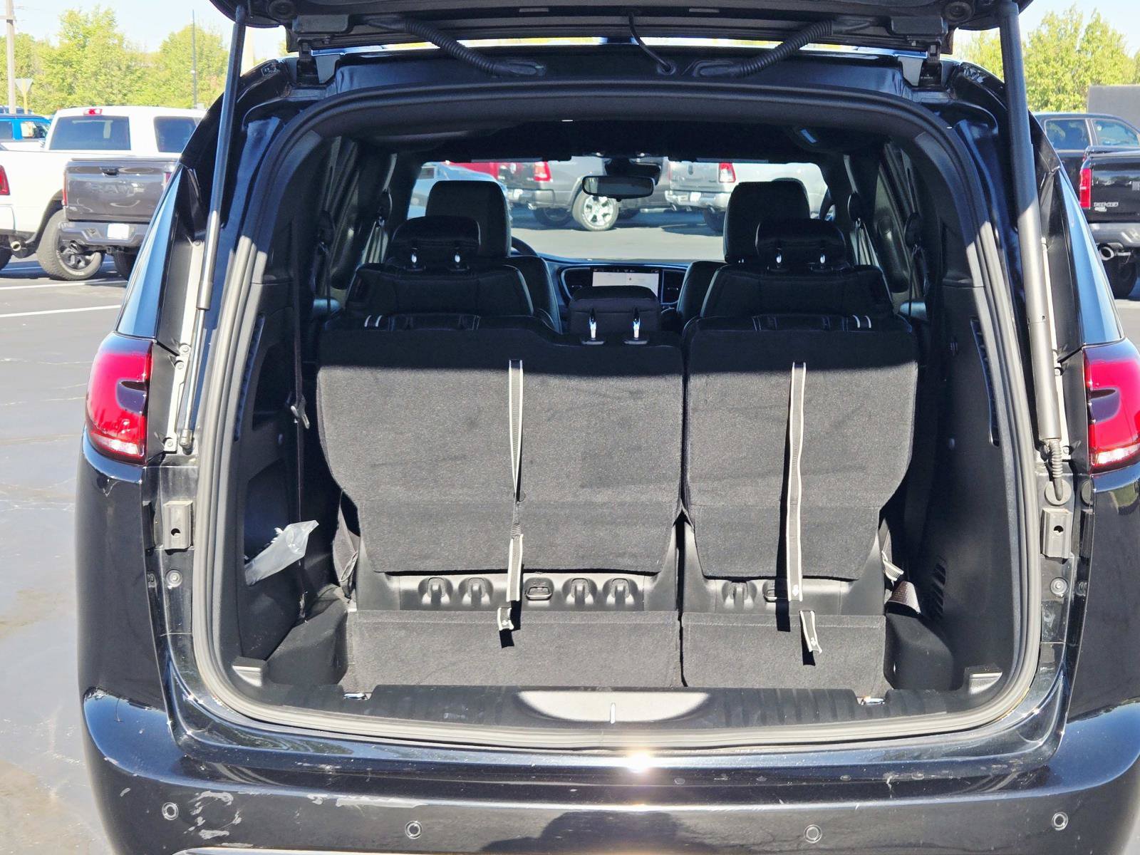 Used 2024 Chrysler Pacifica Touring-L FWD image 16