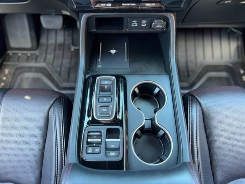 Used 2025 Honda Pilot Black Edition image 18