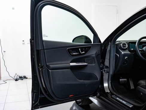 Used 2025 Mercedes-Benz GLC 300 4MATIC image 27