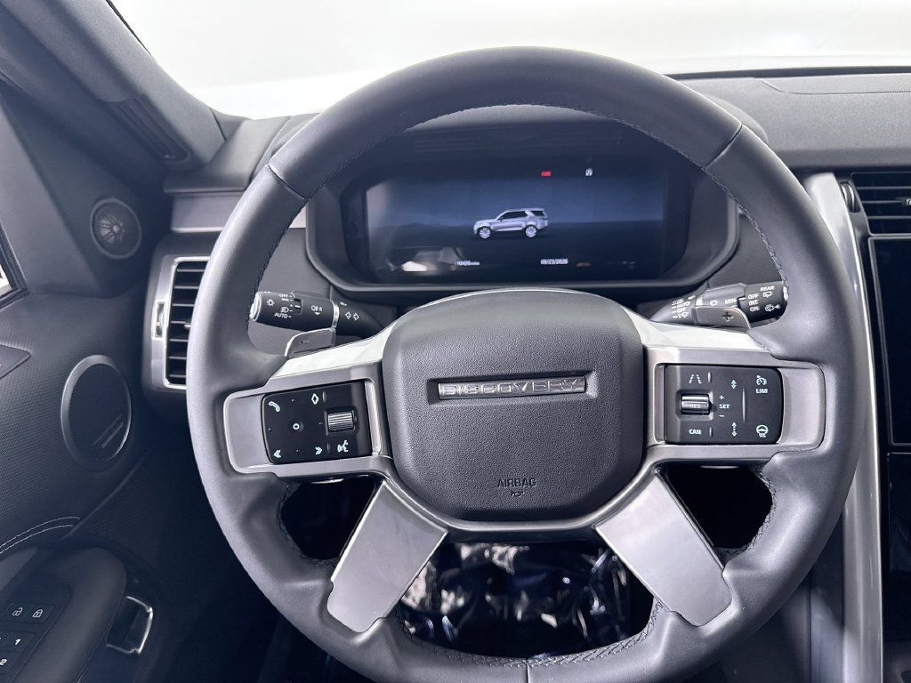 Used 2024 Land Rover Discovery Dynamic SE AWD/4WD image 14