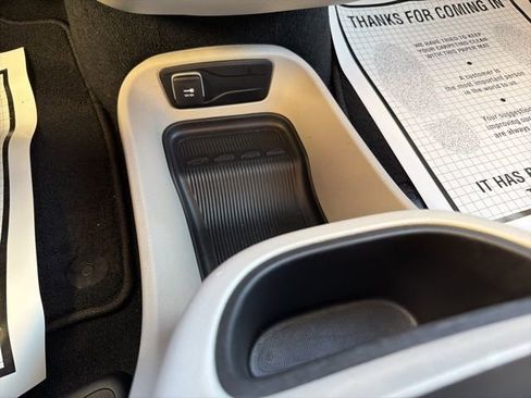 Used 2024 Chrysler Pacifica Select image 23